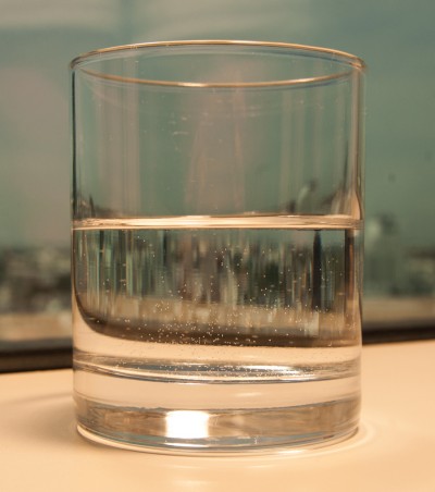 pozytywne myślenie, test ze szklanką wody