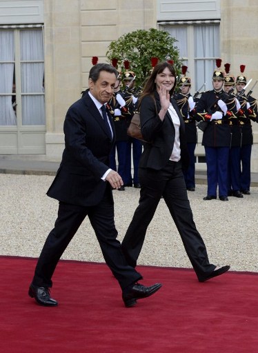 Znaczenie wzrostu u polityków. N.Sarkozy i C.Bruni