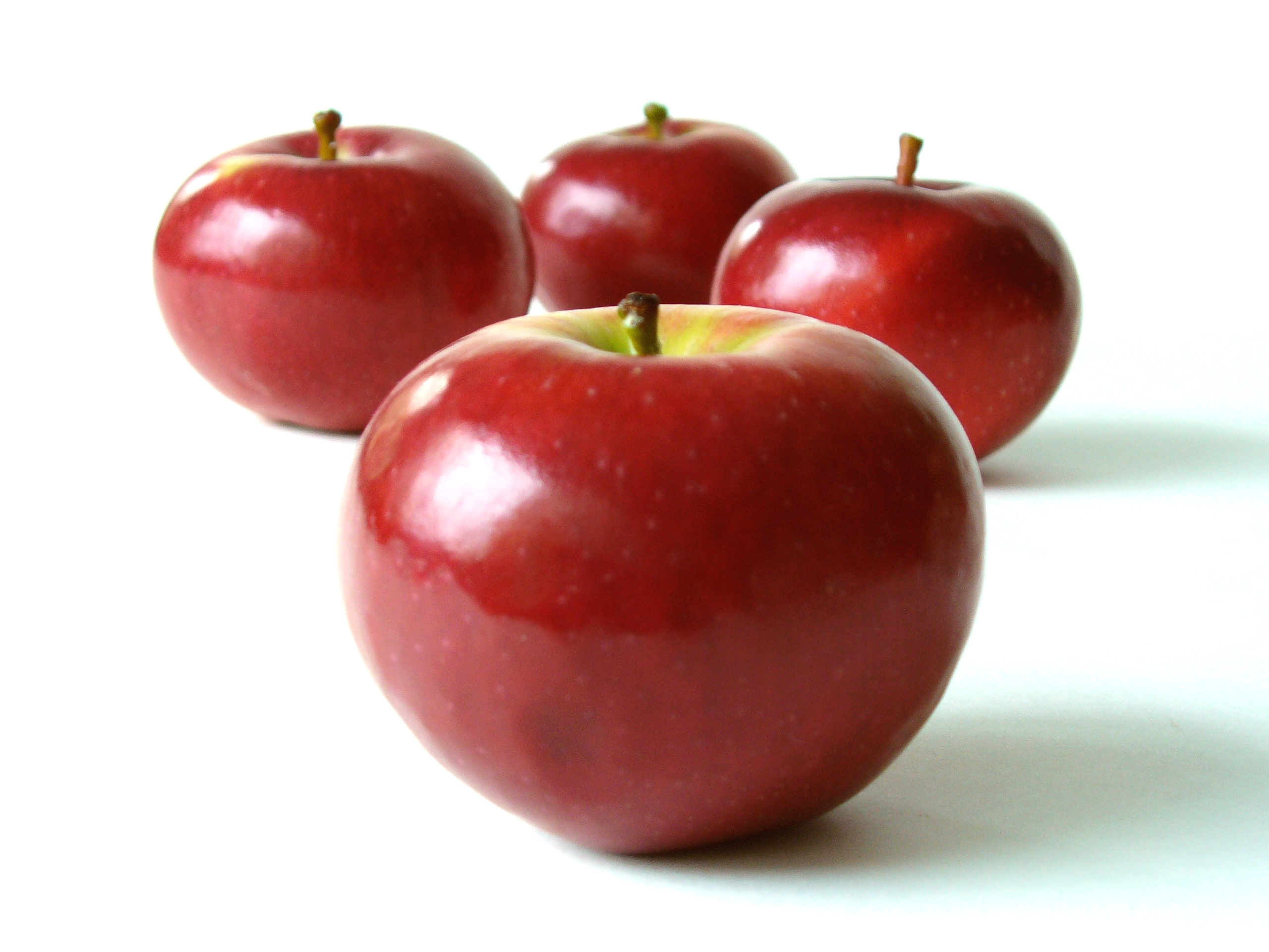 Включи 3 яблока. Яблоки кехура. Яблоко кехура Грузия. Яблоки красные. Яблоко на белом фоне.